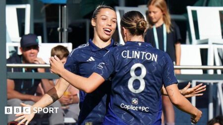 Smoke cannons and 'ginga' - the World Sevens kicks off