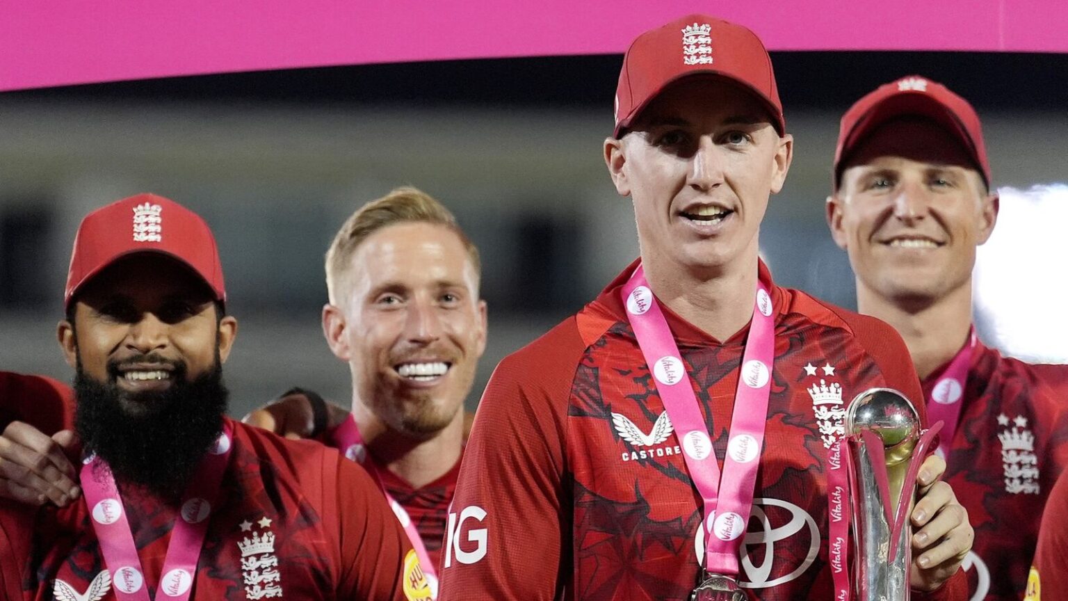 Duckett and Smith star as England complete T20I series whitewash